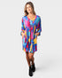 Vestido mini estampado con escote en V en azul multi