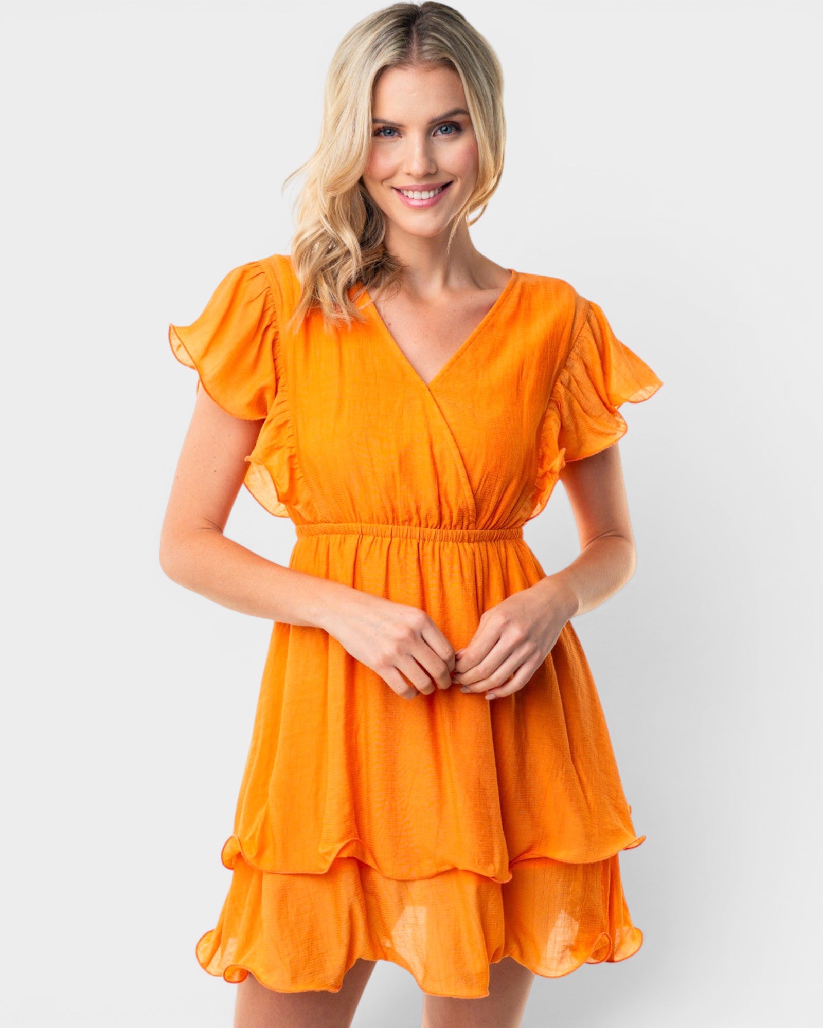 Vestido mini de manga corta con capas en color albaricoque