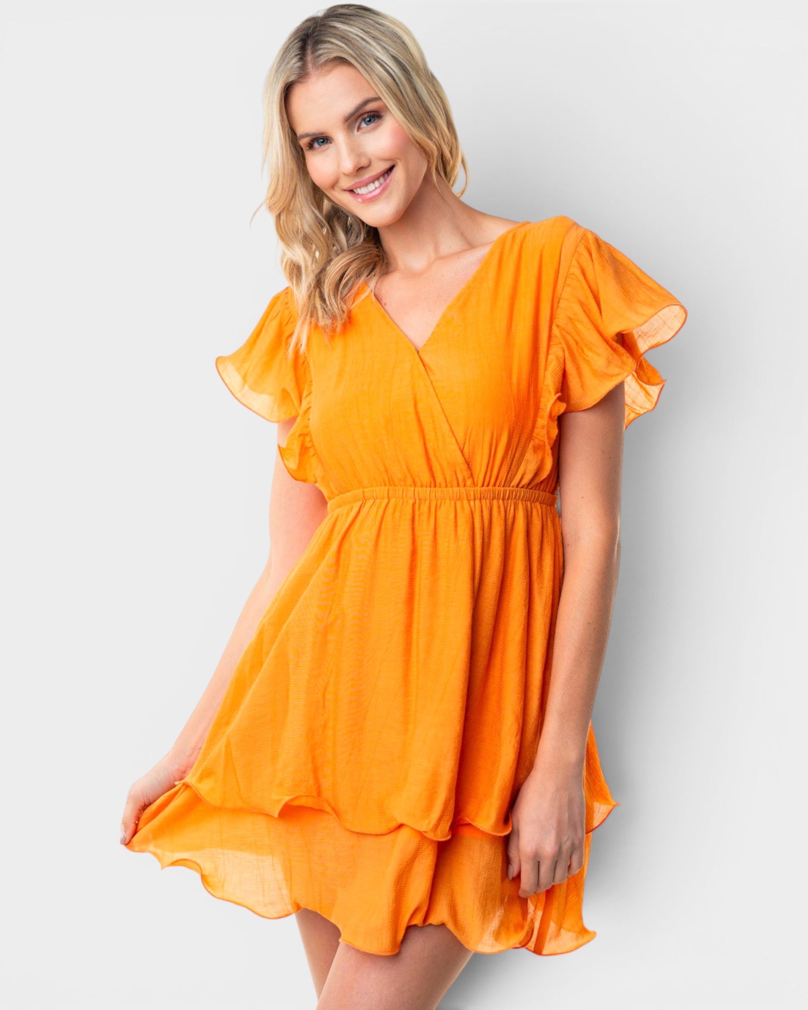 Vestido mini de manga corta con capas en color albaricoque