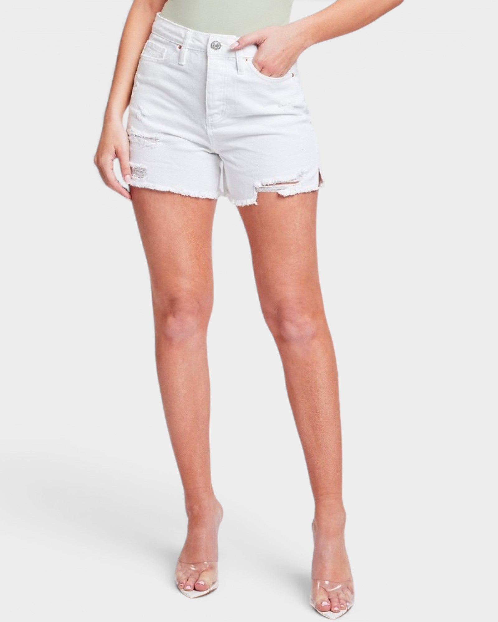 Pantalones cortos de mezclilla desgastados con dobladillo deshilachado en color blanco