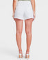 Pantalones cortos de mezclilla desgastados con dobladillo deshilachado en color blanco