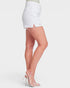 Pantalones cortos de mezclilla desgastados con dobladillo deshilachado en color blanco