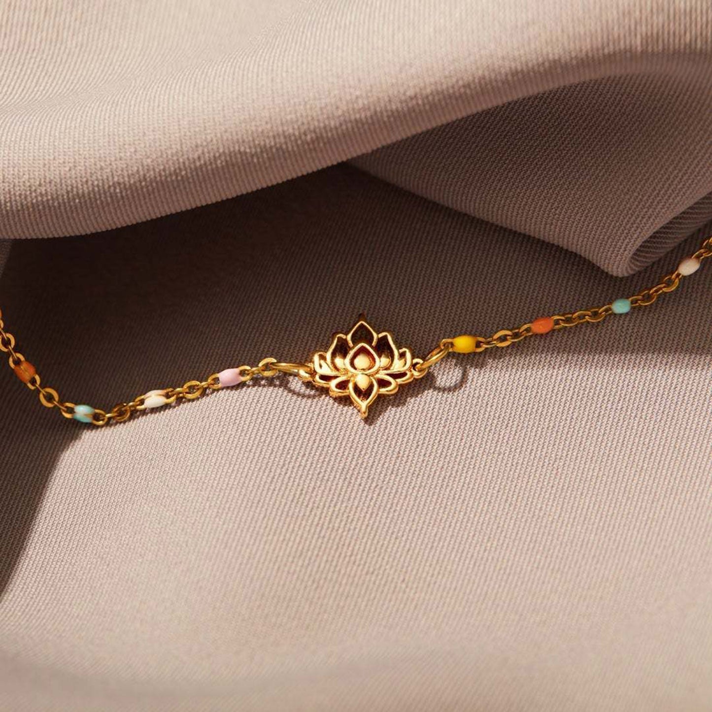 Bracelet de perles plaqué or 18 carats en forme de lotus