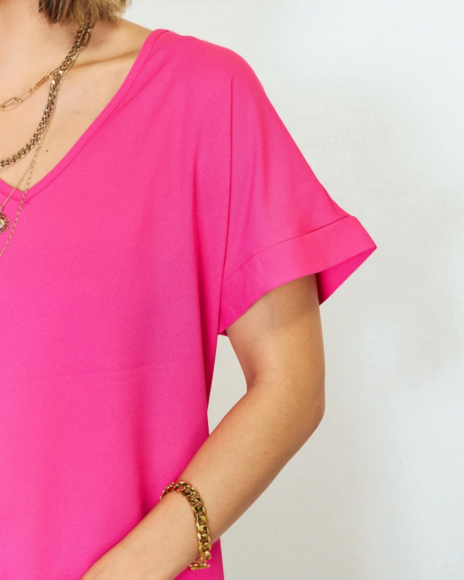T-shirt roulé à manches courtes et col en V en rose vif