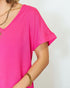 T-shirt roulé à manches courtes et col en V en rose vif