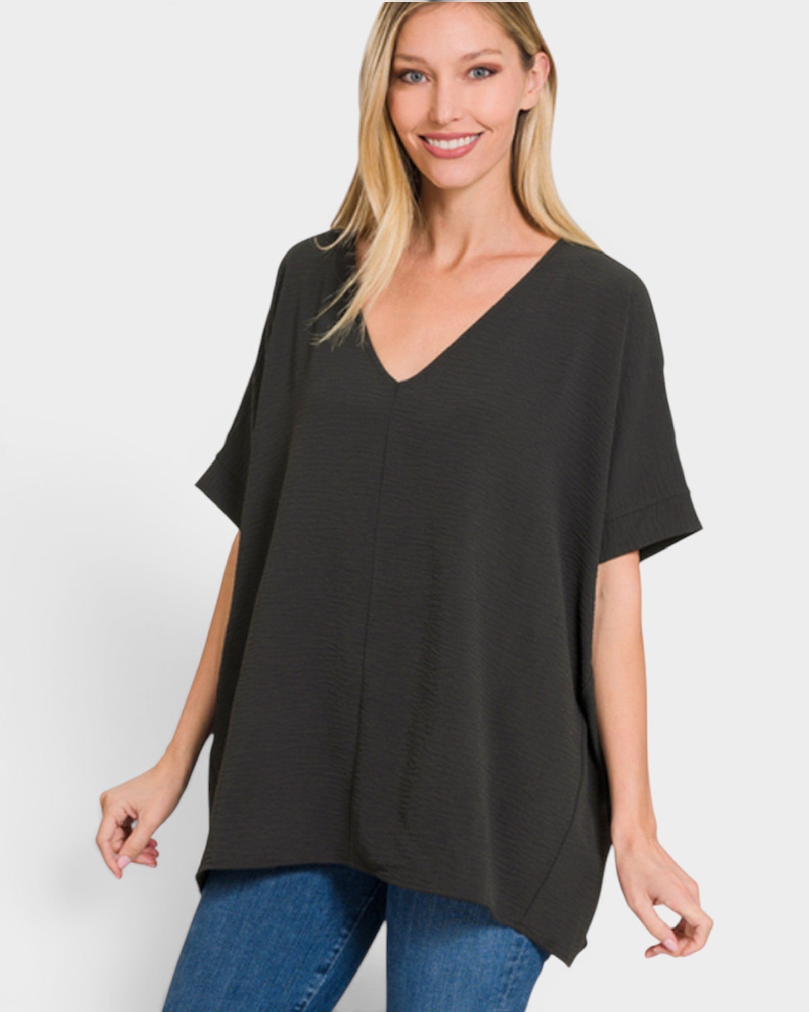 Top de manga corta con cuello en V en negro