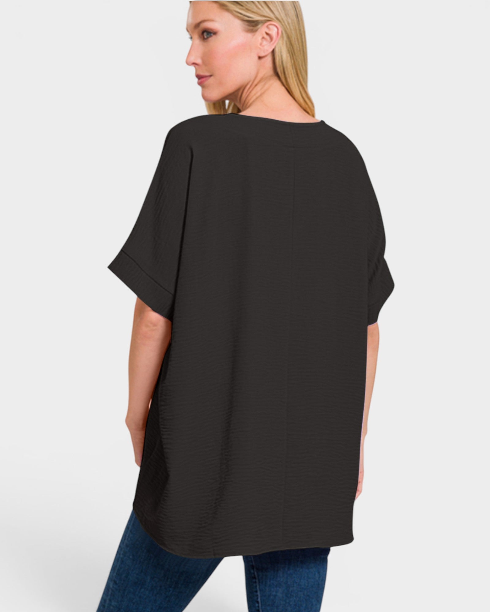 Top de manga corta con cuello en V en negro