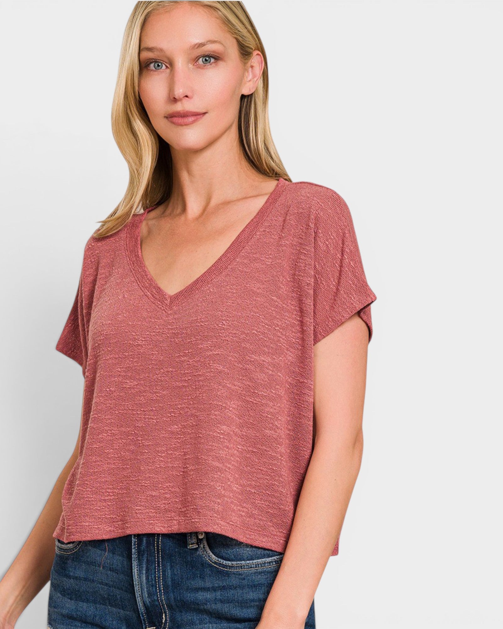 Camiseta corta de manga corta con escote en pico en color rosa invernal