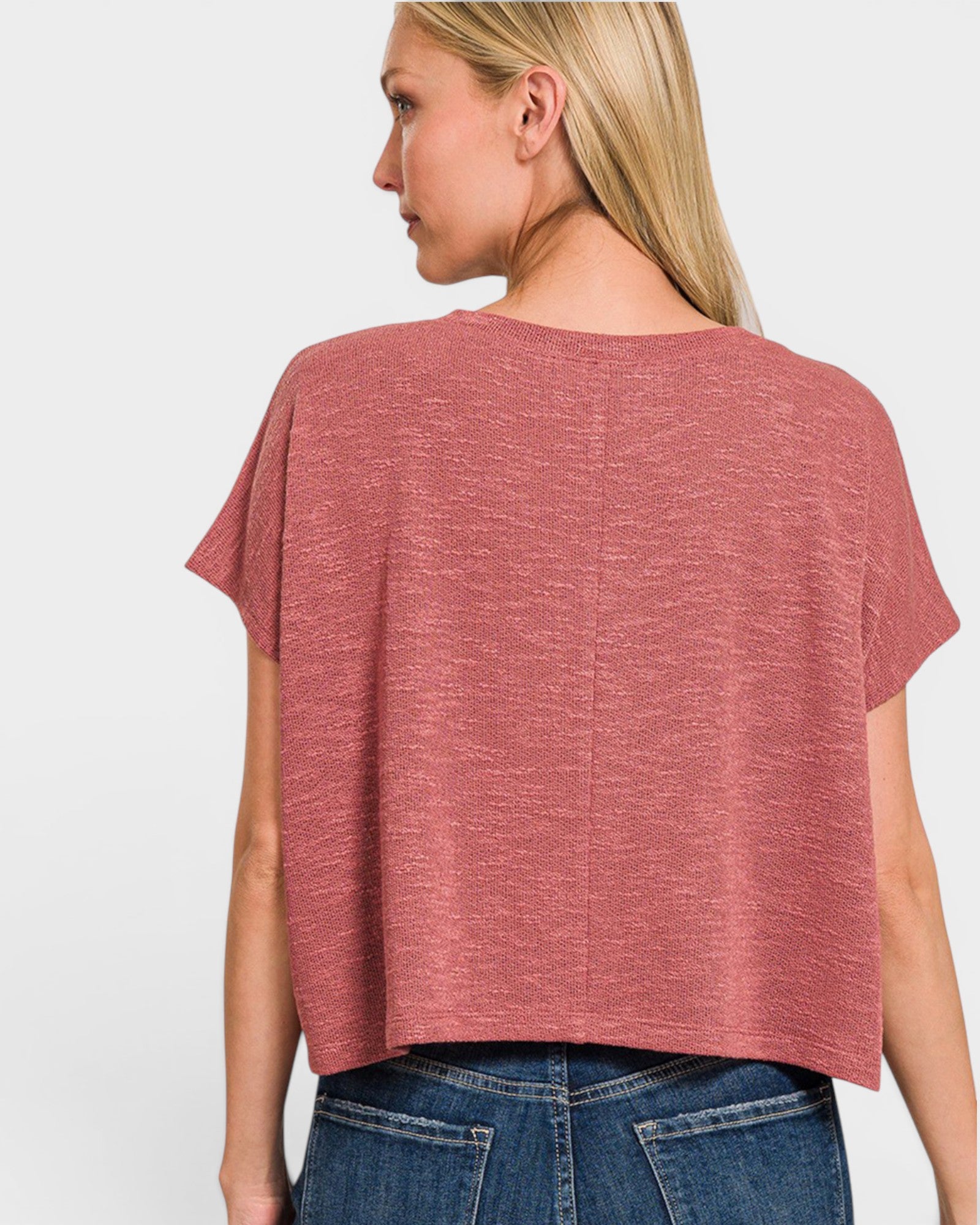 Camiseta corta de manga corta con escote en pico en color rosa invernal