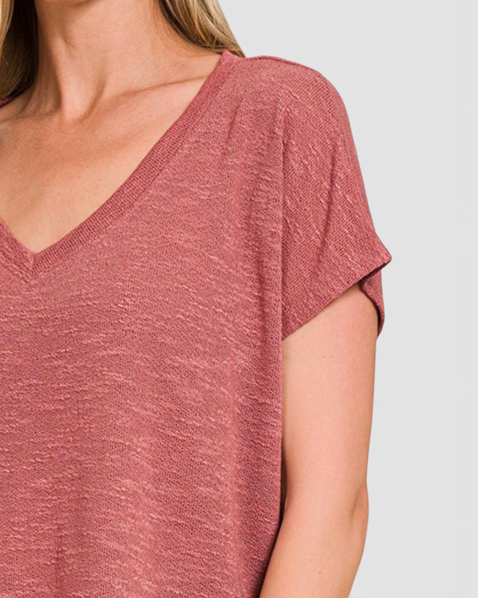 Camiseta corta de manga corta con escote en pico en color rosa invernal