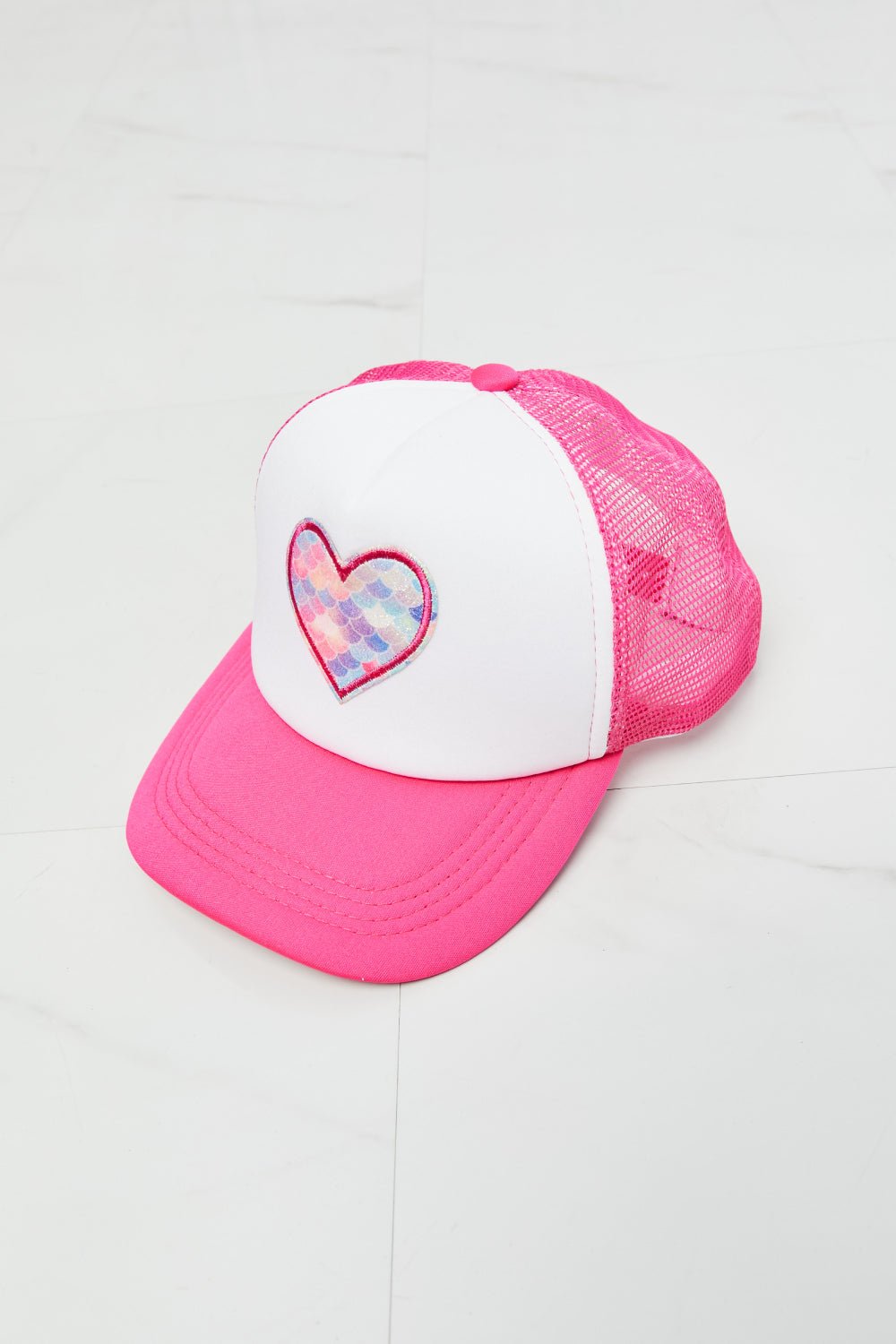 FAME ACCESSORIESHeart Graphic Trucker Hat in Pink