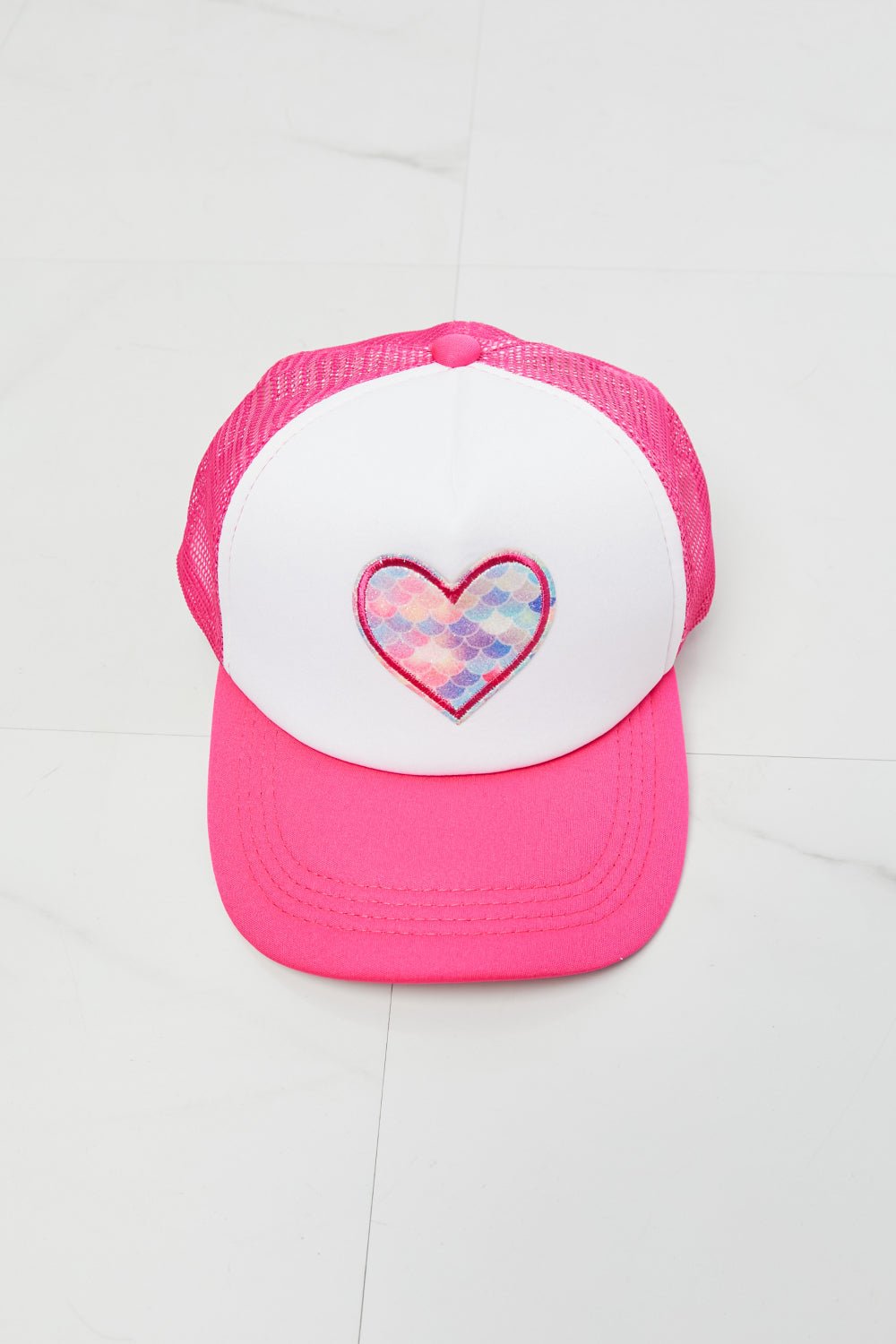 FAME ACCESSORIESHeart Graphic Trucker Hat in Pink