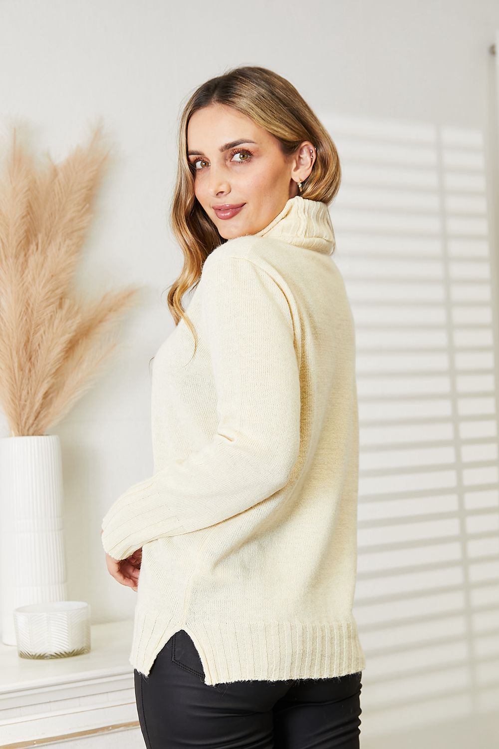 Heimish - Long Sleeve Turtleneck Tunic Sweater in Cream