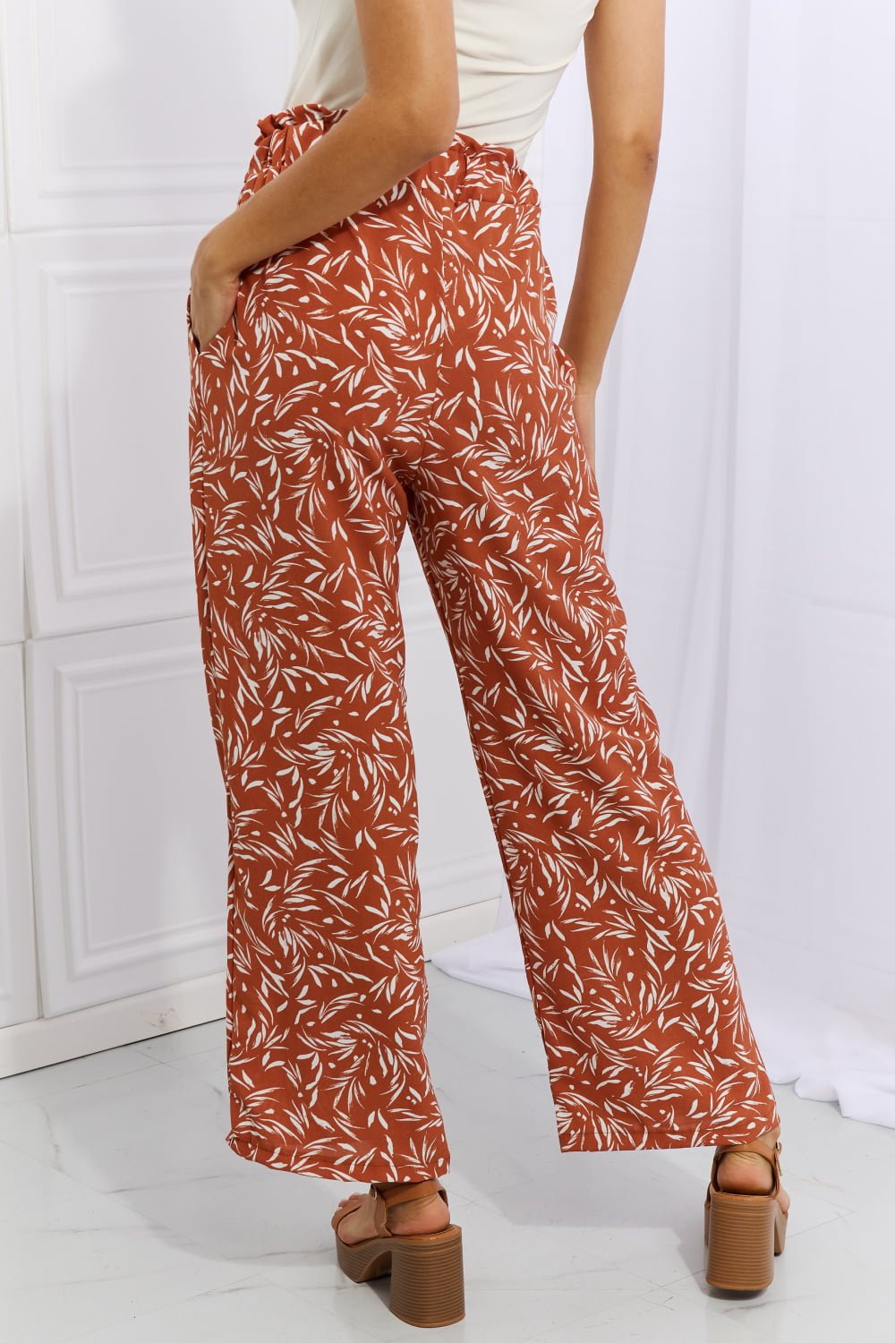 Heimish - Tie Waist Printed Pants in Orange Red