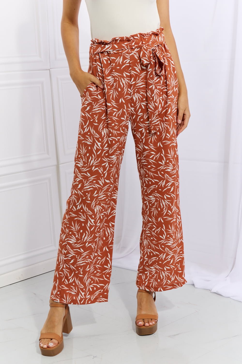 Heimish - Tie Waist Printed Pants in Orange Red