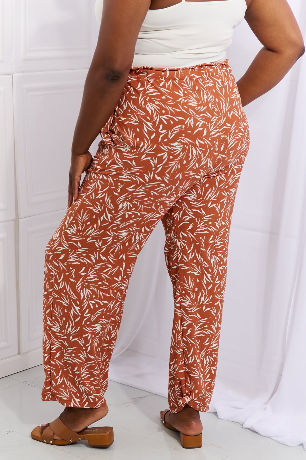 Heimish - Tie Waist Printed Pants in Orange Red