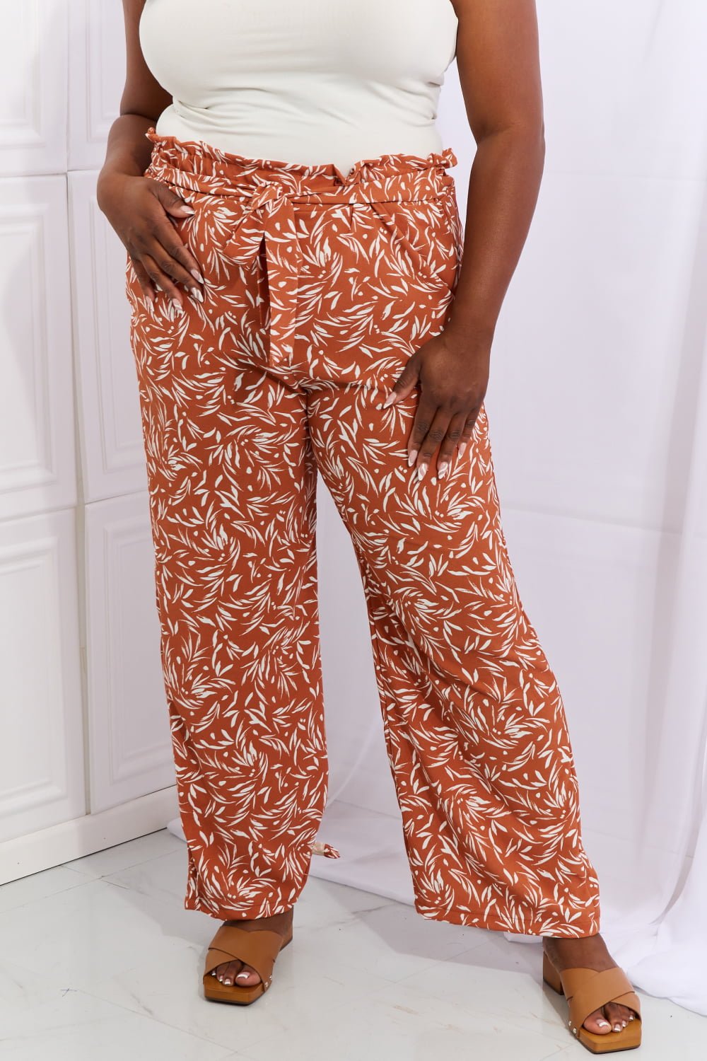 Heimish - Tie Waist Printed Pants in Orange Red