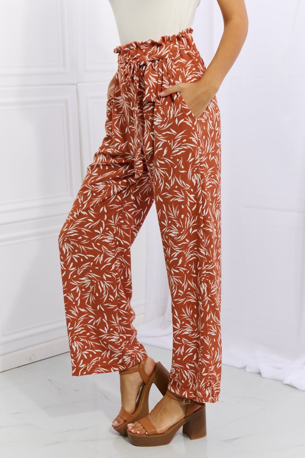 Heimish - Tie Waist Printed Pants in Orange Red