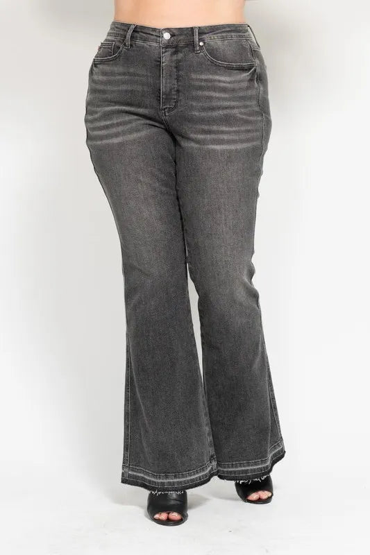 Judy Blue - High Rise Flare Jeans in Washed Black Denim