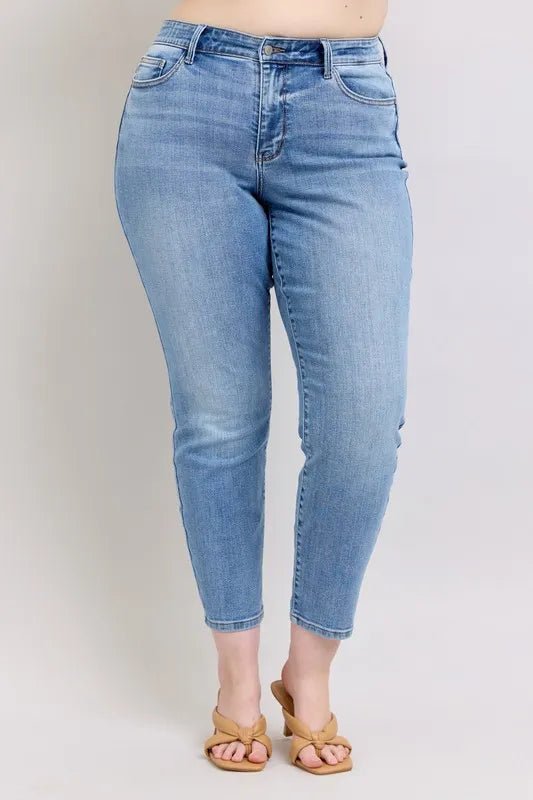 Judy Blue - High Rise Slim Straight Jeans in Light Wash