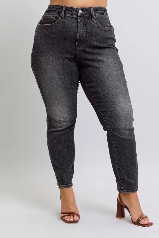 Judy Blue - High Rise Straight Leg Jeans in Faded Black Wash