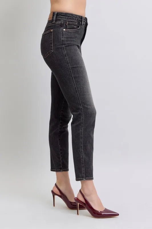 Judy Blue - High Rise Straight Leg Jeans in Faded Black Wash