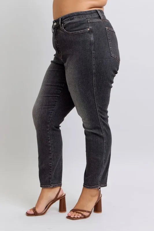 Judy Blue - High Rise Straight Leg Jeans in Faded Black Wash