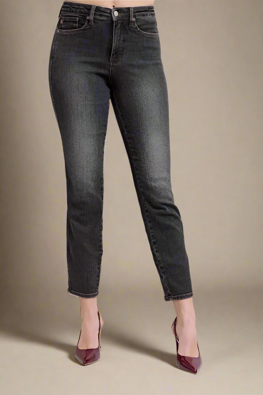 Judy Blue - High Rise Straight Leg Jeans in Faded Black Wash