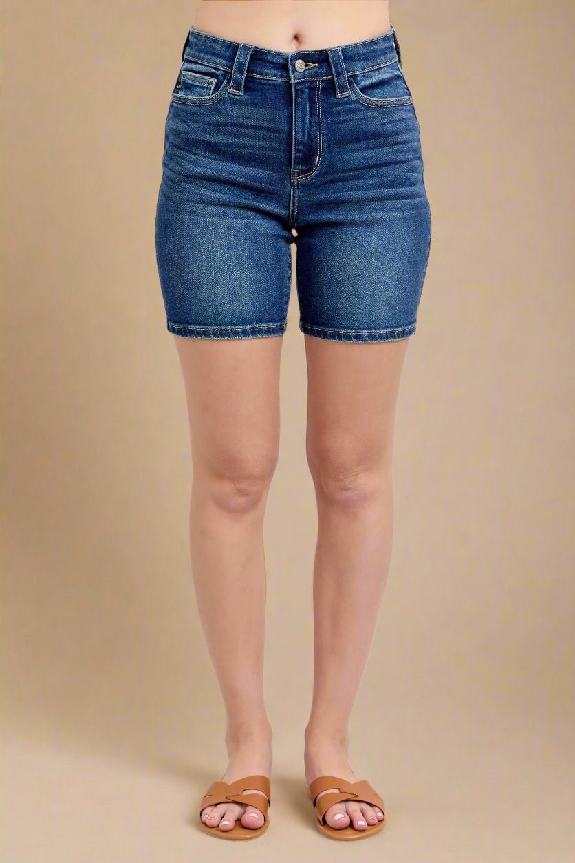 Judy Blue - High Rise Utility Pocket Denim Shorts in Medium Blue Wash