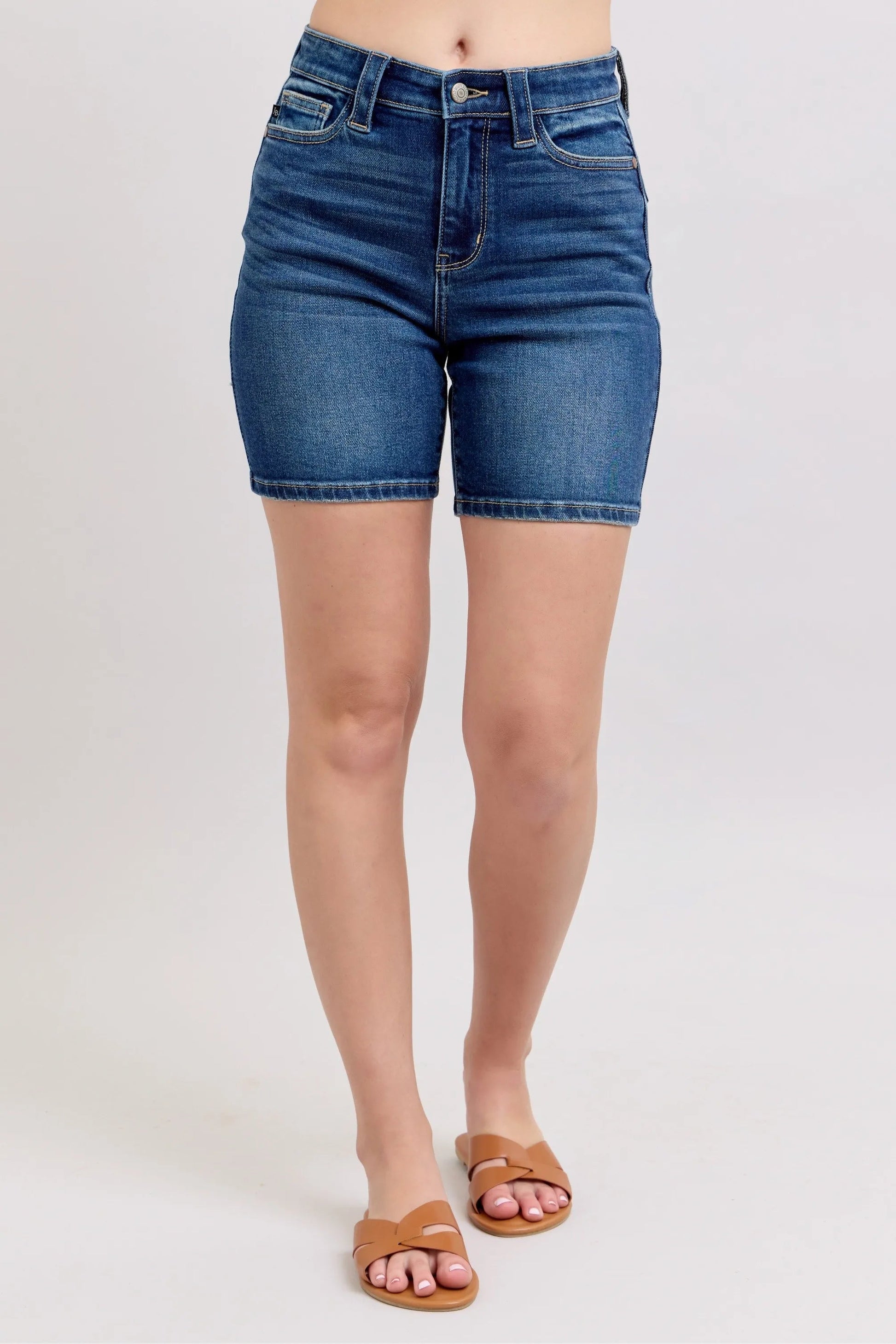 Judy Blue - High Rise Utility Pocket Denim Shorts in Medium Blue Wash