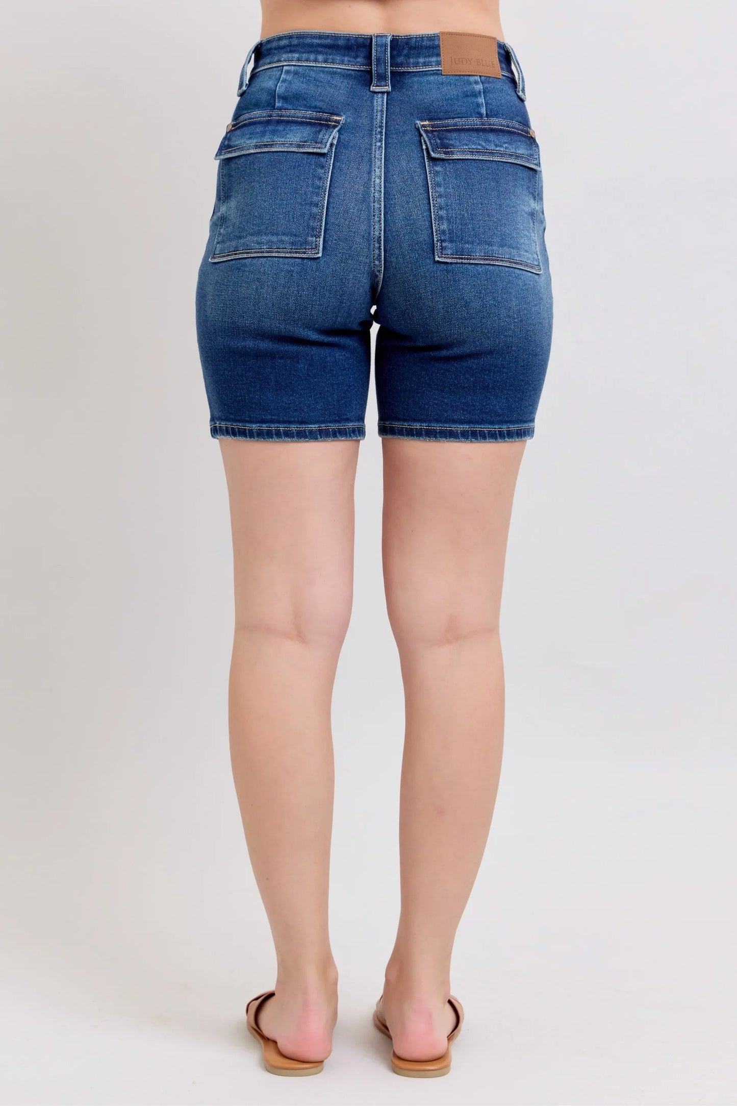 Judy Blue - High Rise Utility Pocket Denim Shorts in Medium Blue Wash