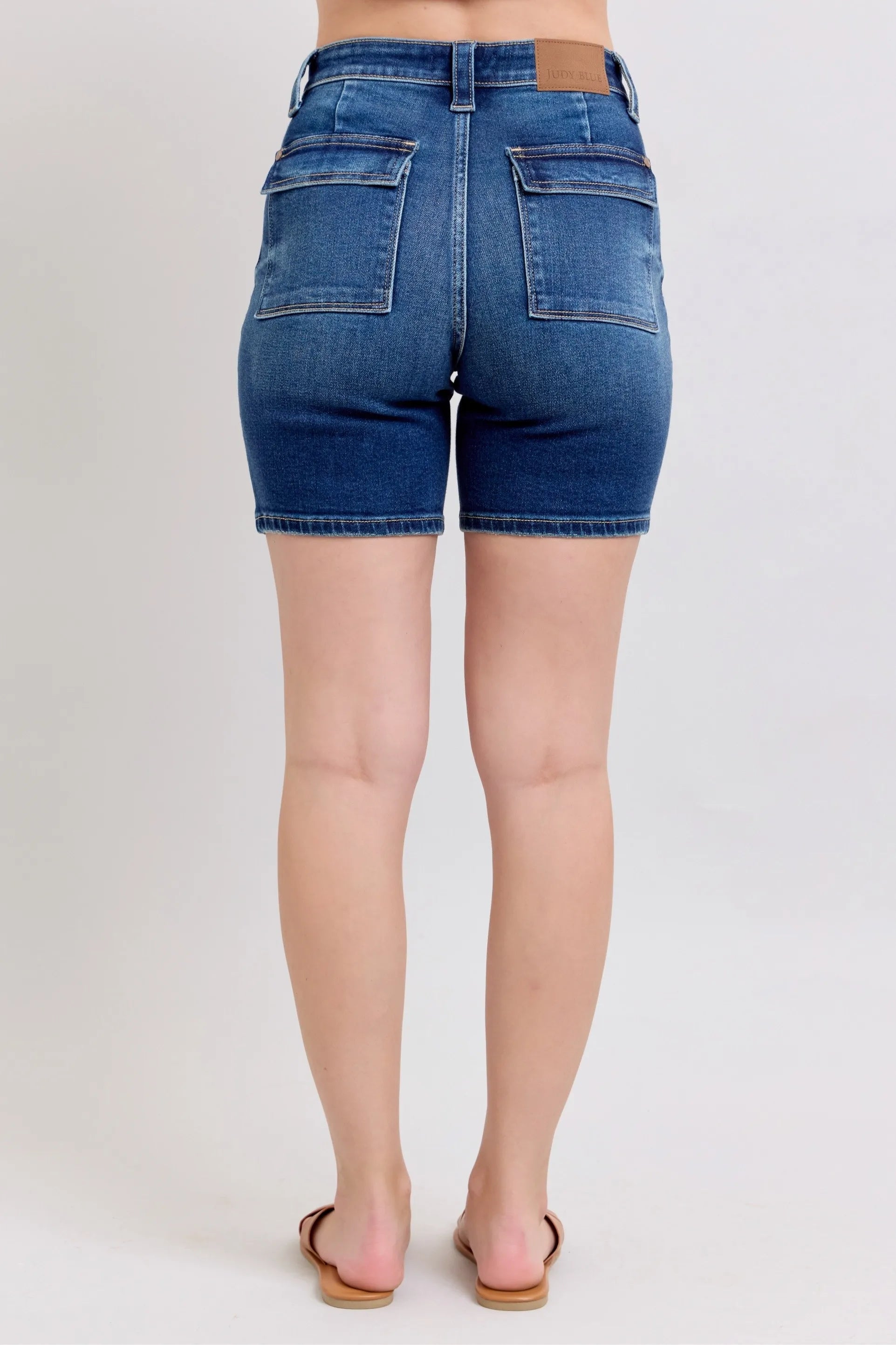 Judy Blue - High Rise Utility Pocket Denim Shorts in Medium Blue Wash