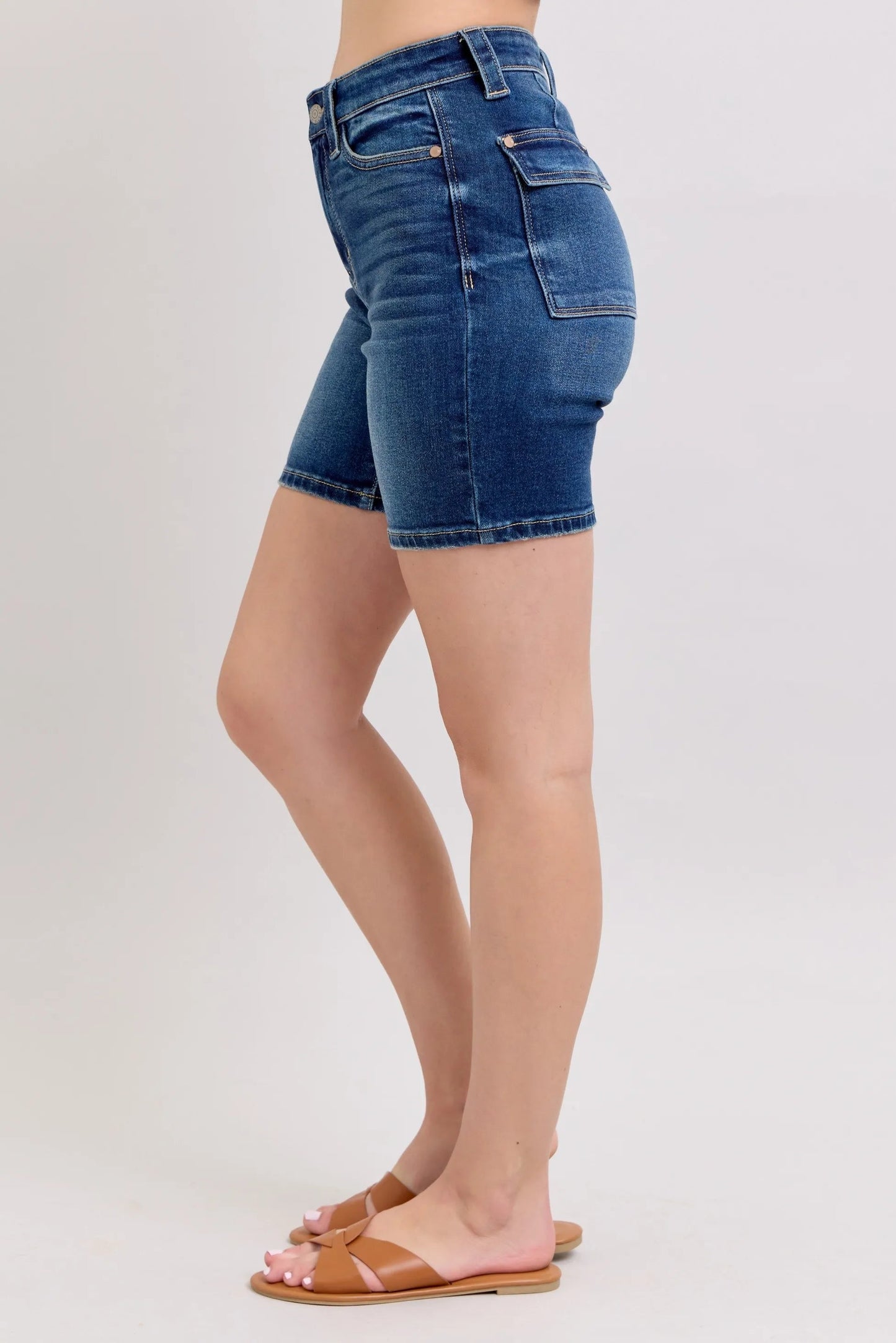 Judy Blue - High Rise Utility Pocket Denim Shorts in Medium Blue Wash