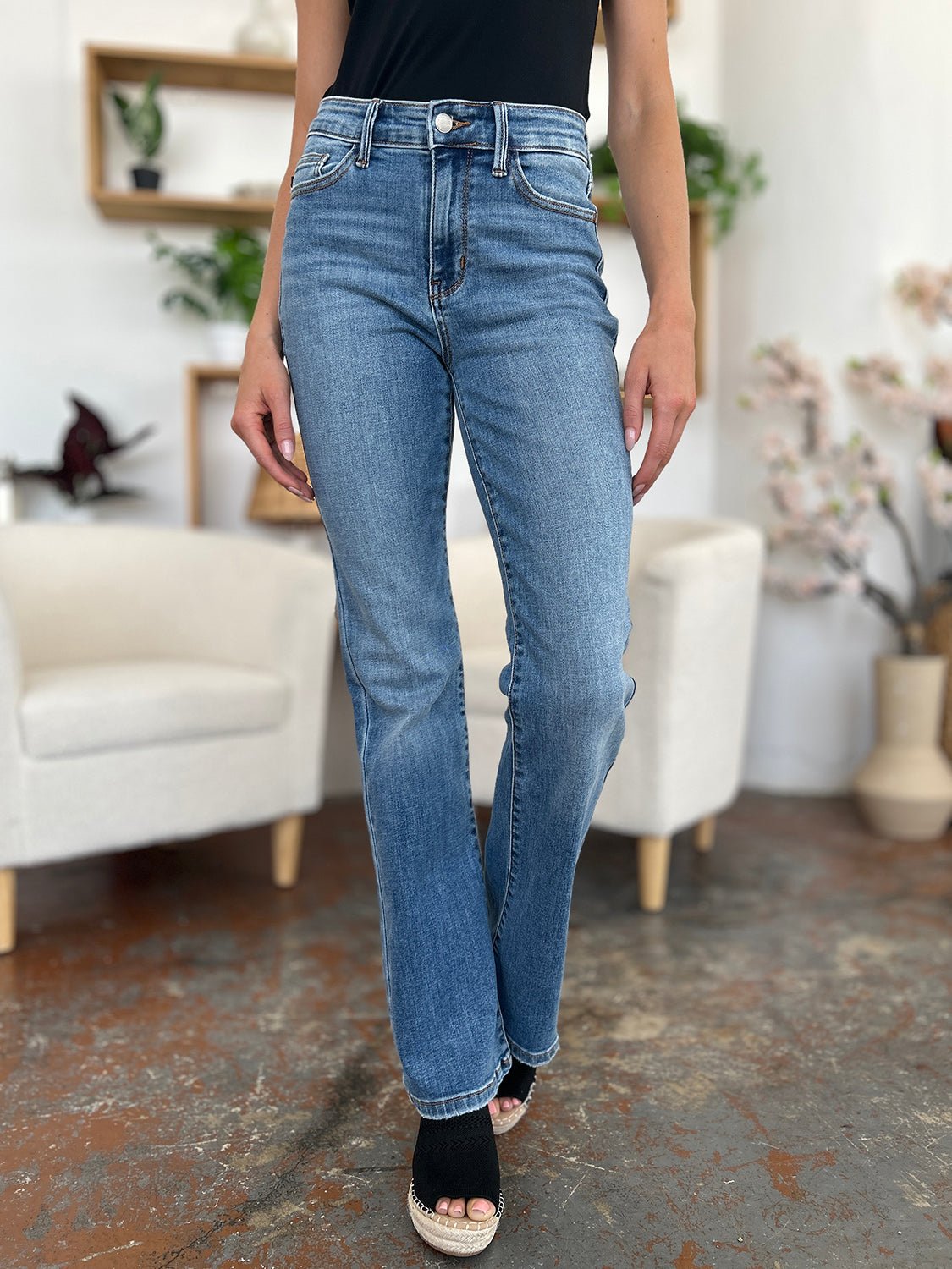 Judy BlueMedium Wash Mid - Rise Straight Leg Jeans