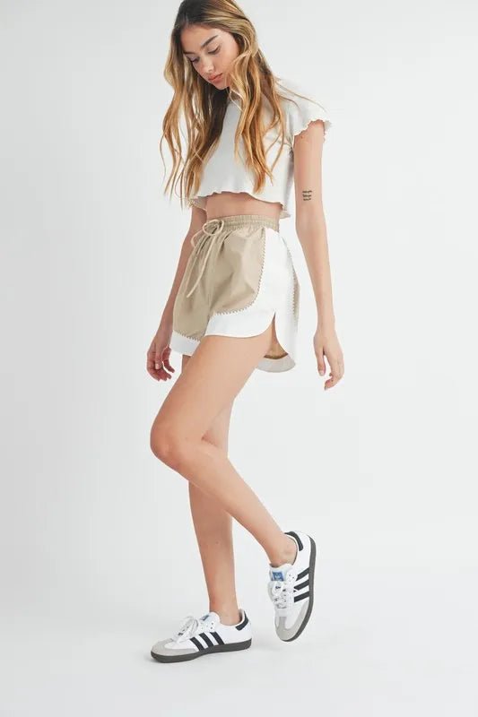 Mable - Beige & White Scallop Trim Shorts