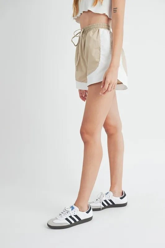 Mable - Beige & White Scallop Trim Shorts