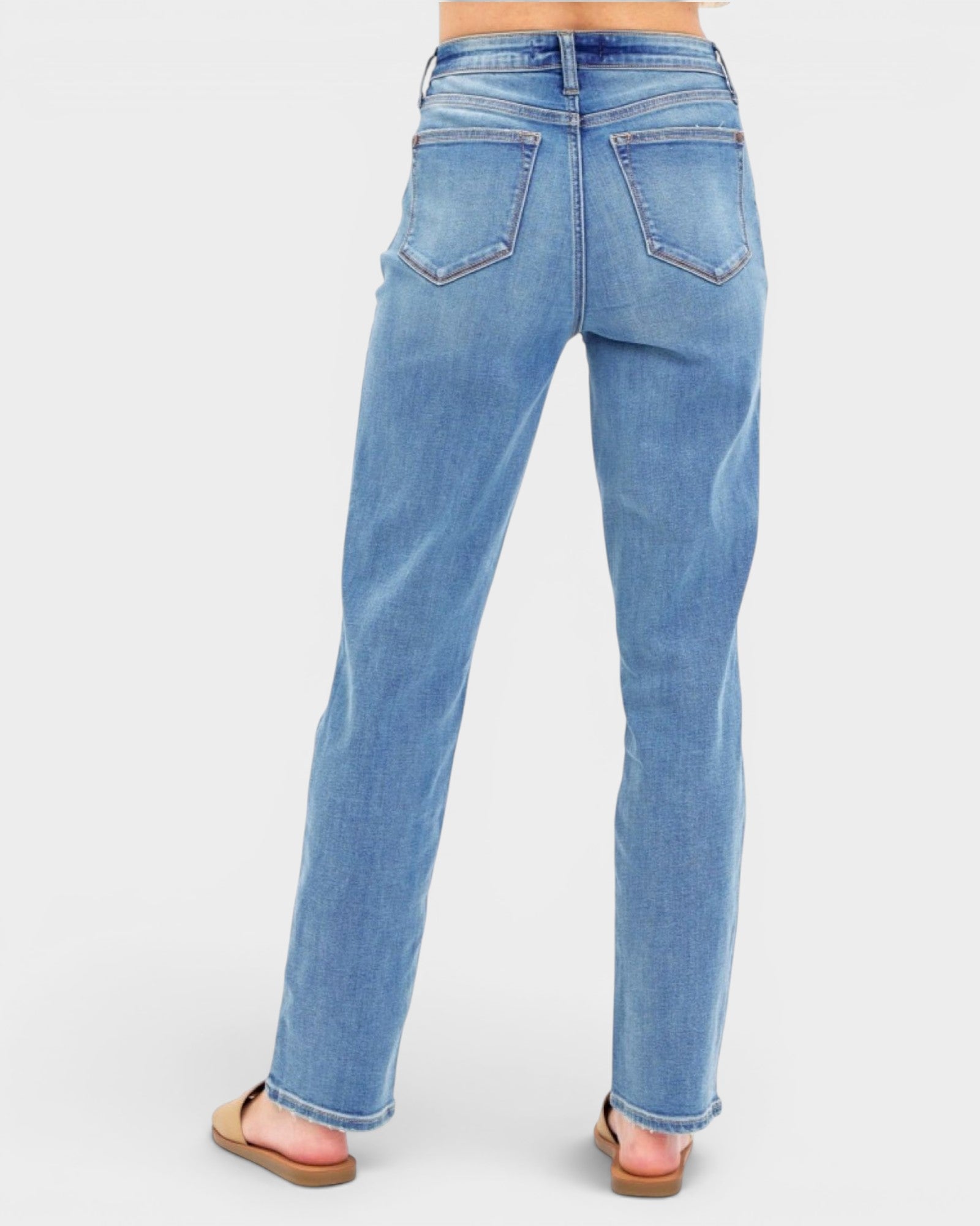 Jeans de cintura alta, pierna recta y lavado medio