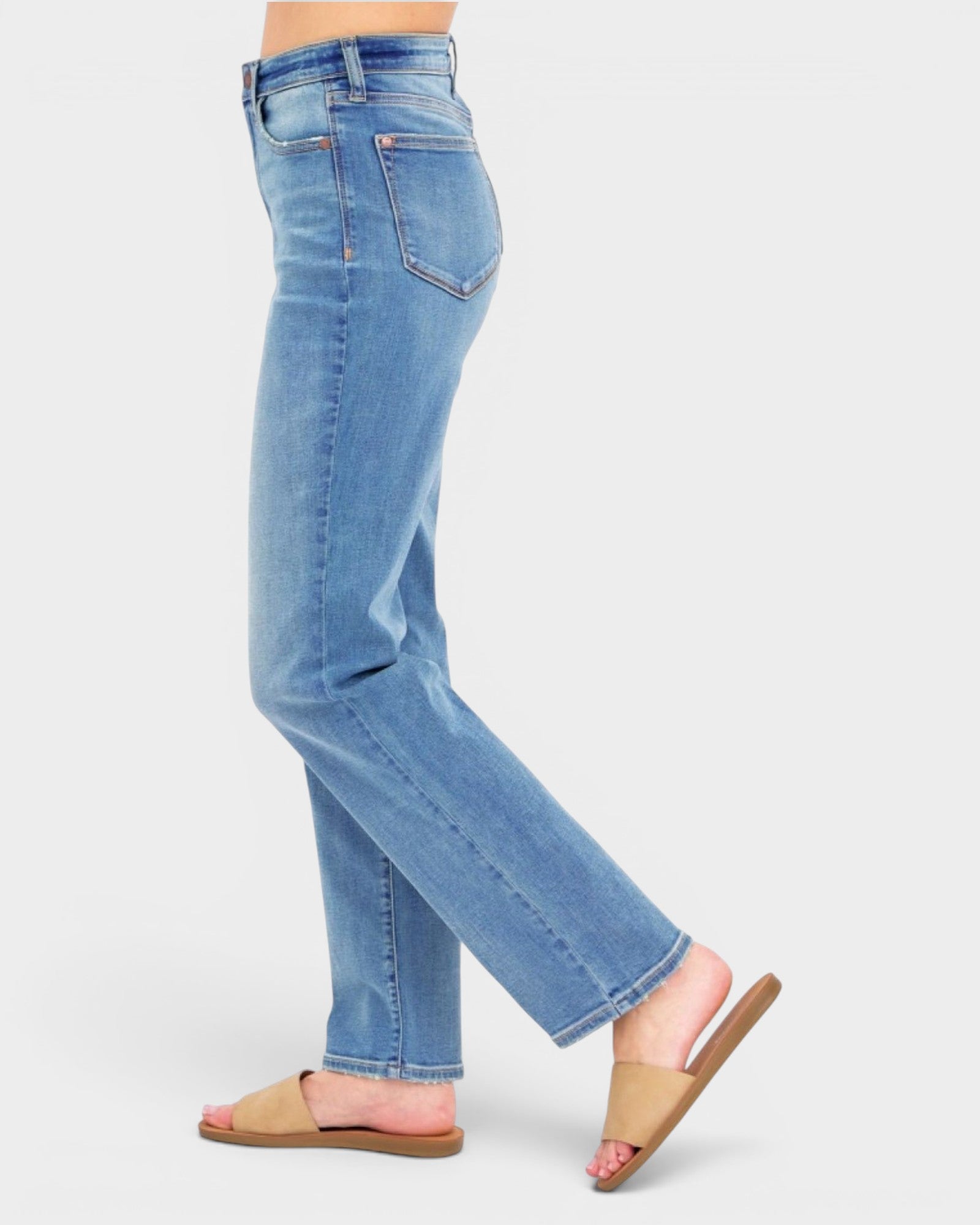 Jeans de cintura alta, pierna recta y lavado medio