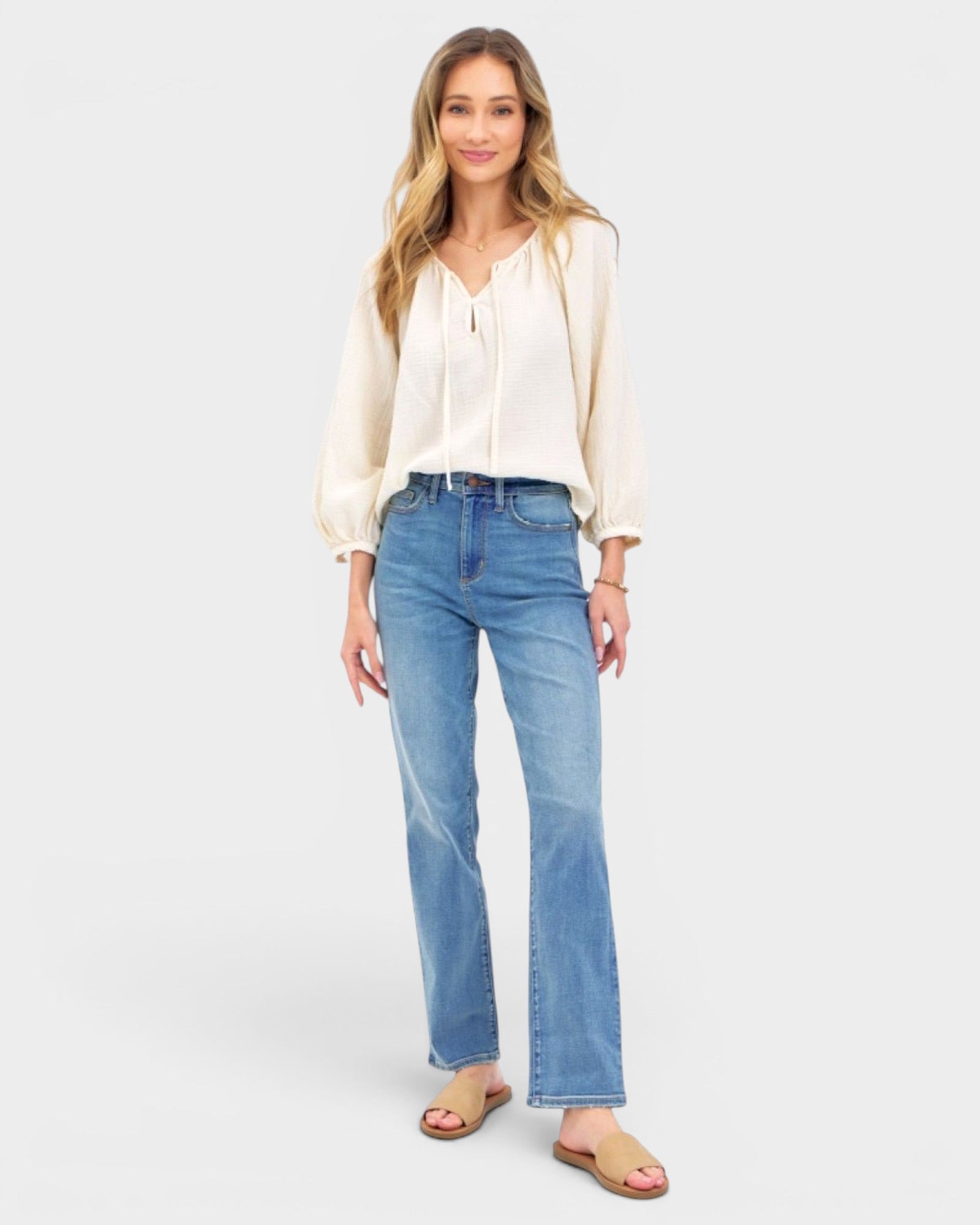 Jeans de cintura alta, pierna recta y lavado medio