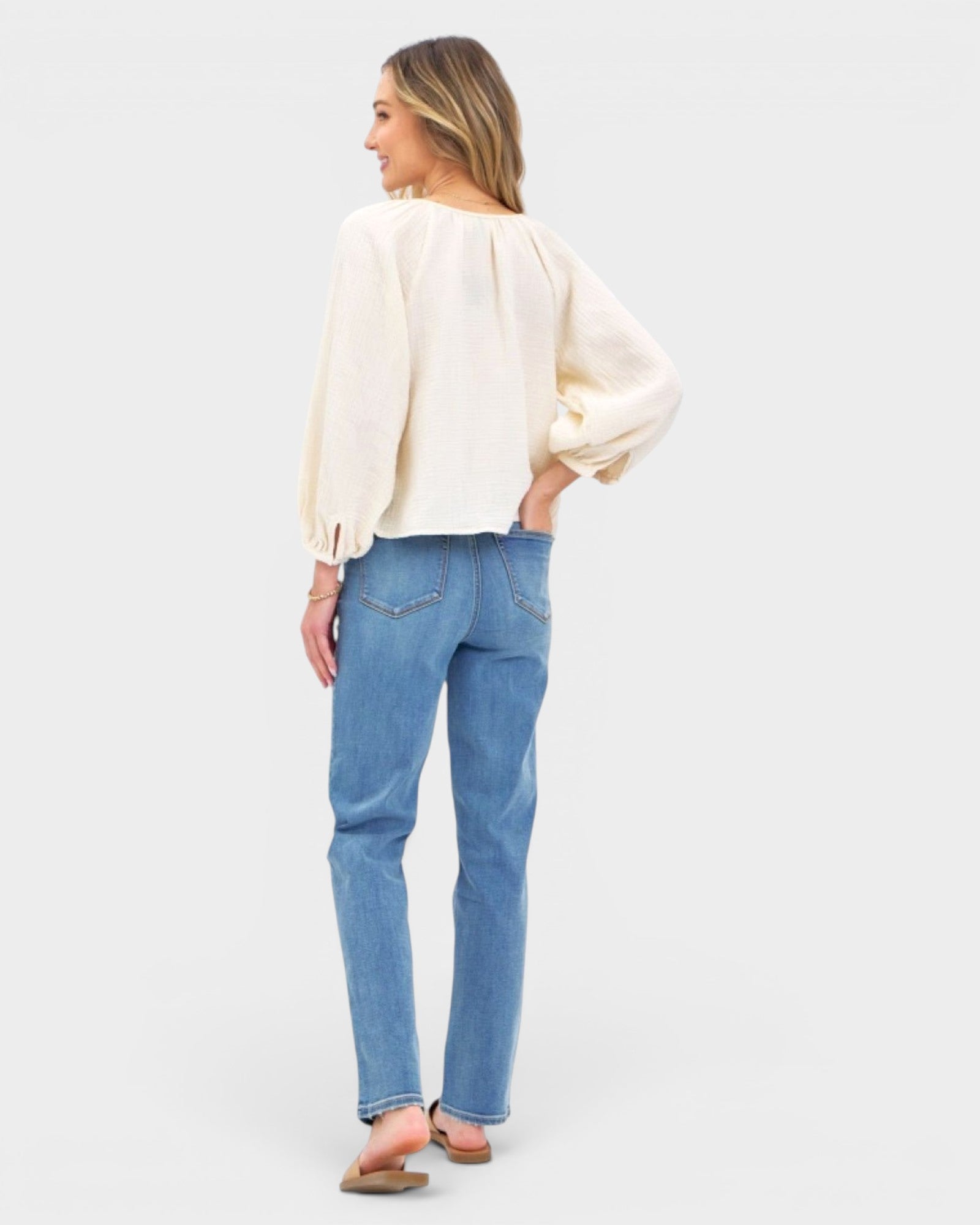 Jeans de cintura alta, pierna recta y lavado medio
