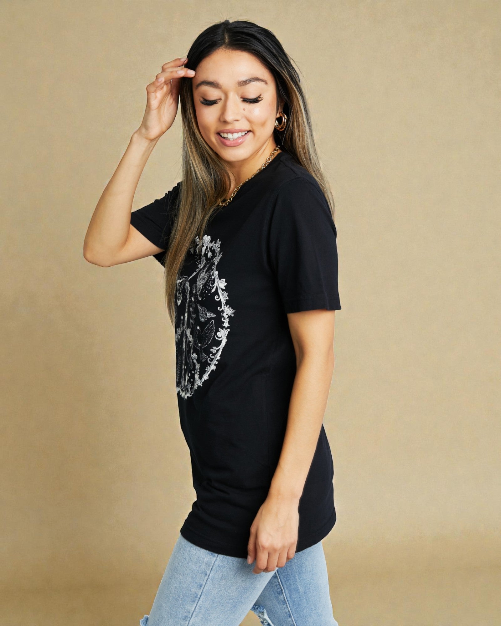 T-shirt graphique avec symbole de paix et papillon en noir