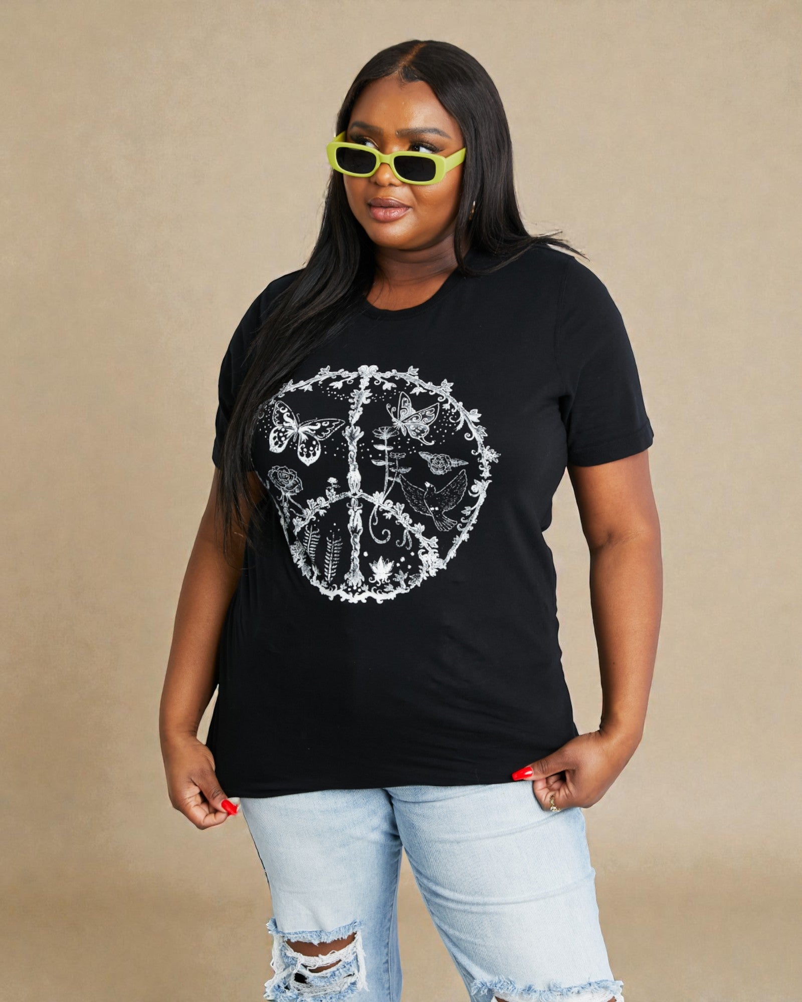T-shirt graphique avec symbole de paix et papillon en noir