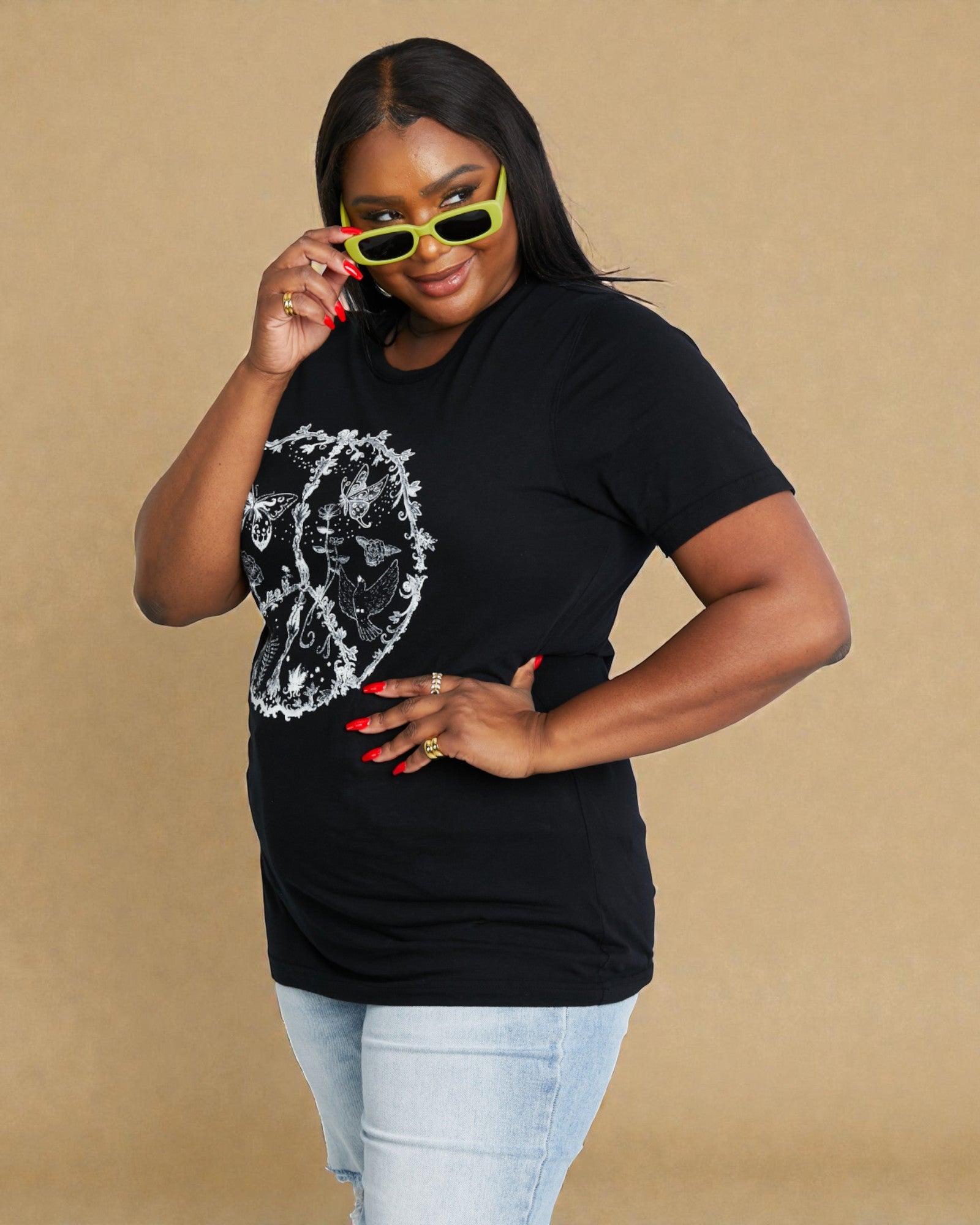 T-shirt graphique avec symbole de paix et papillon en noir
