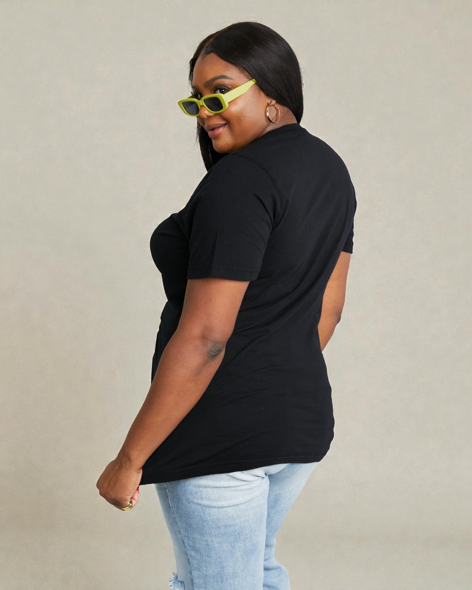 T-shirt graphique avec symbole de paix et papillon en noir