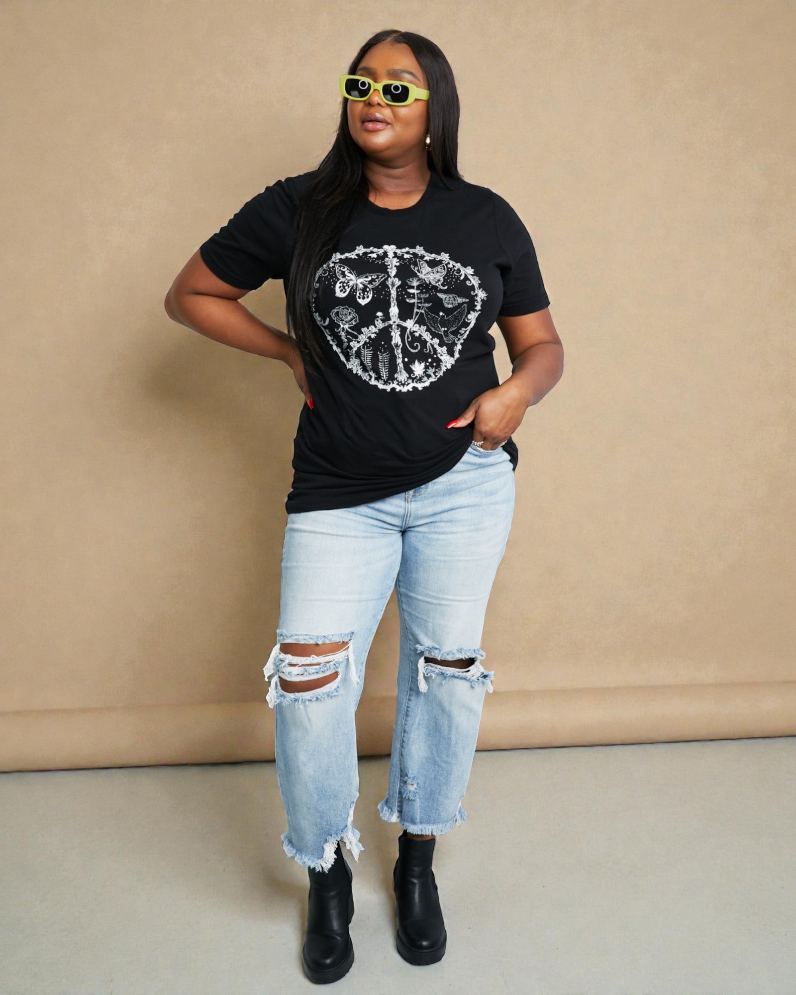 T-shirt graphique avec symbole de paix et papillon en noir