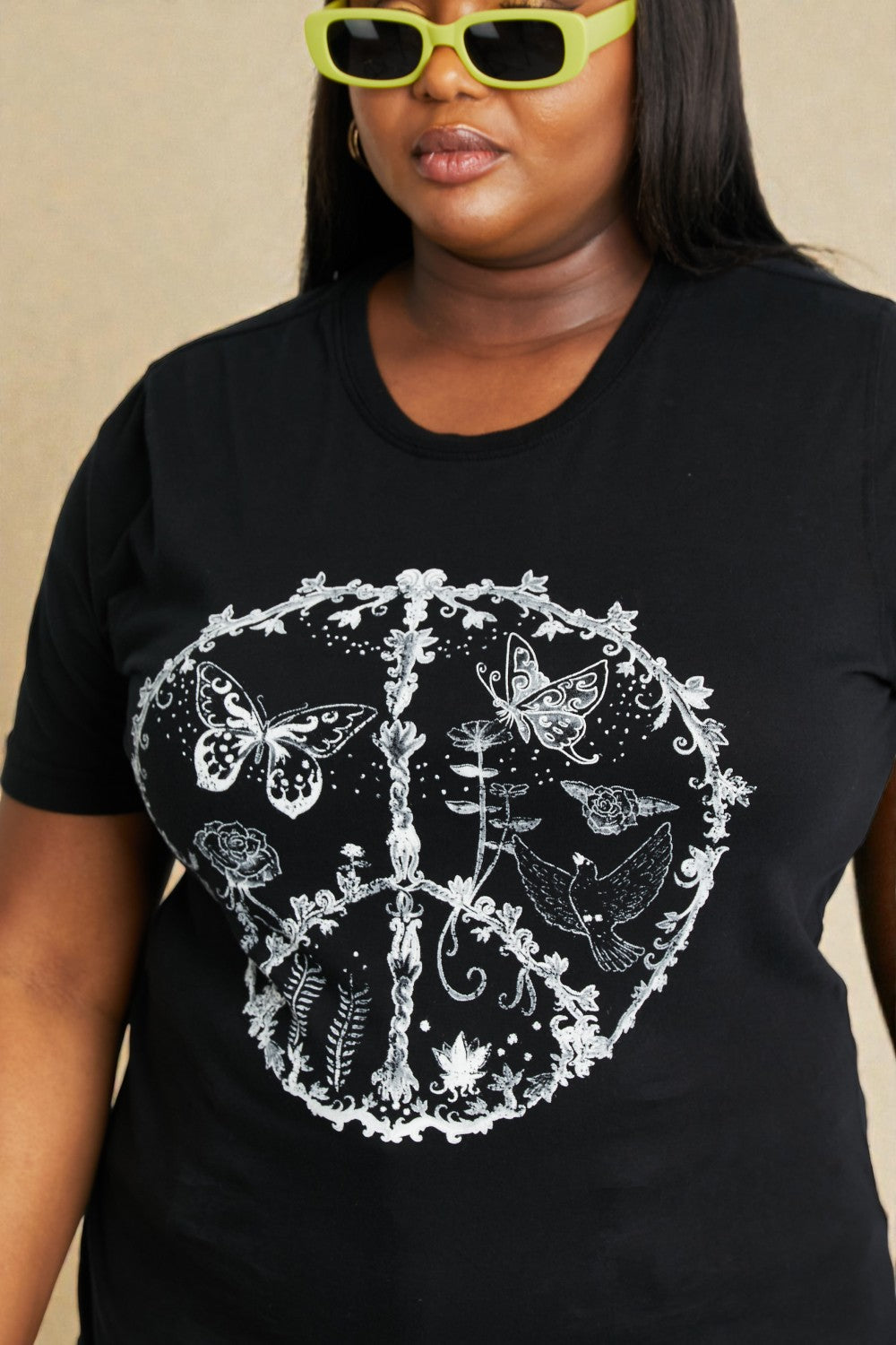 T-shirt graphique avec symbole de paix et papillon en noir