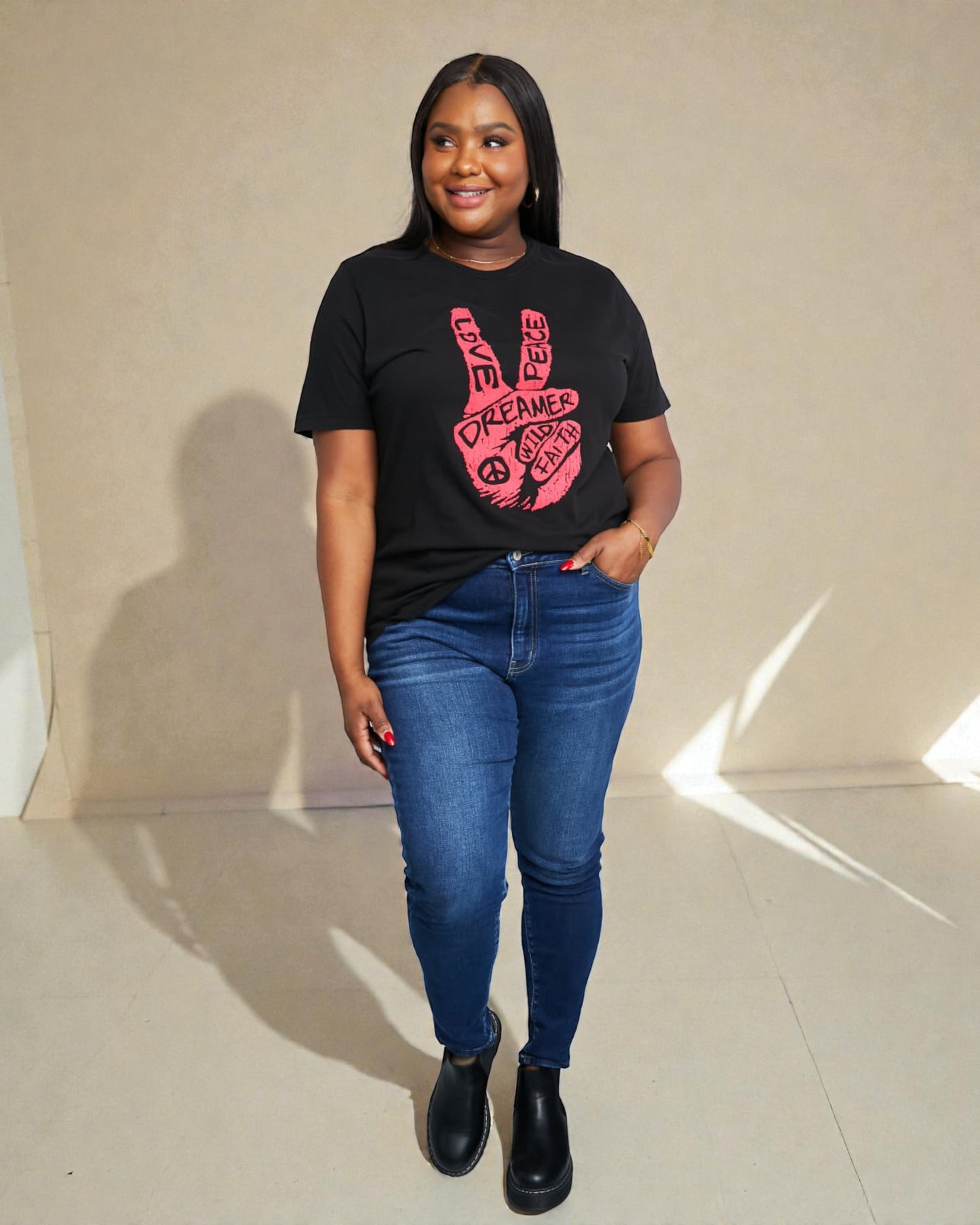 Camiseta túnica con gráfico Peace Love en color negro