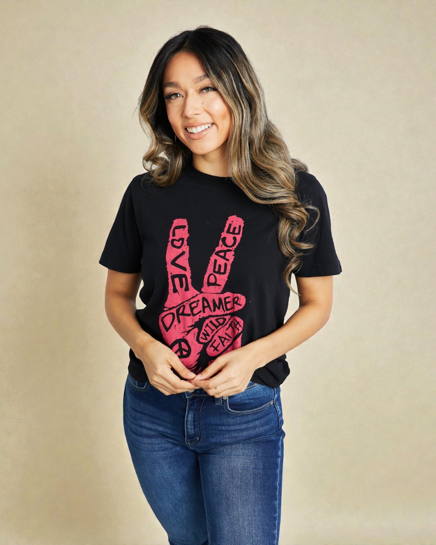 Camiseta túnica con gráfico Peace Love en color negro