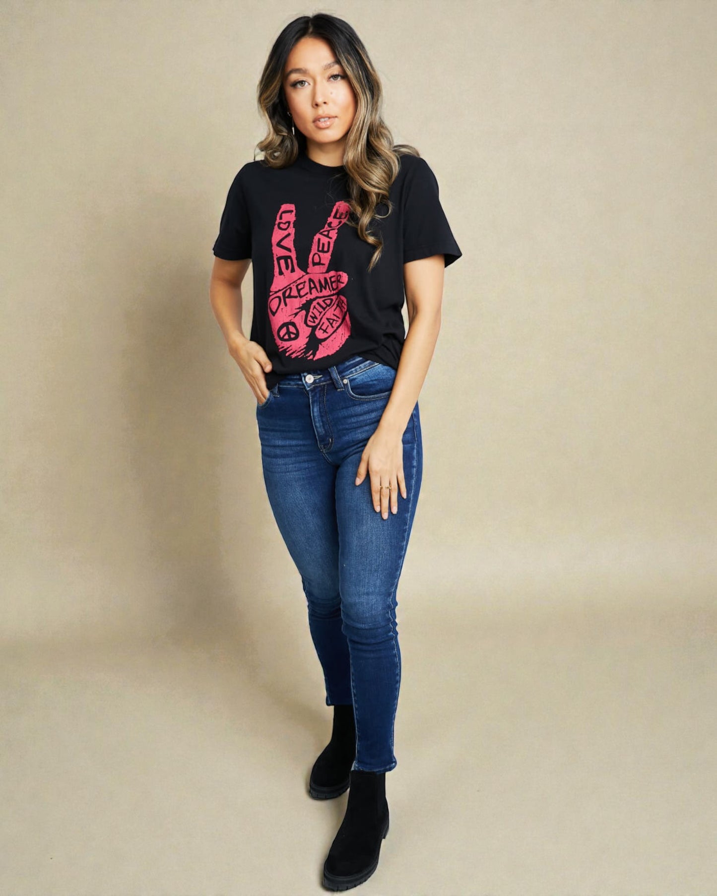 Camiseta túnica con gráfico Peace Love en color negro