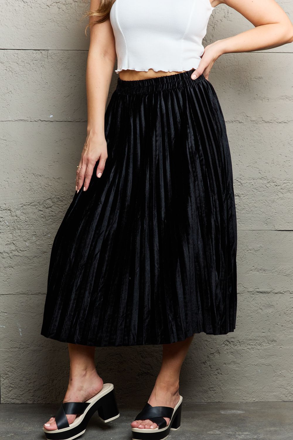 Ninexis - Accordion Pleated Flowy Midi Skirt in Black